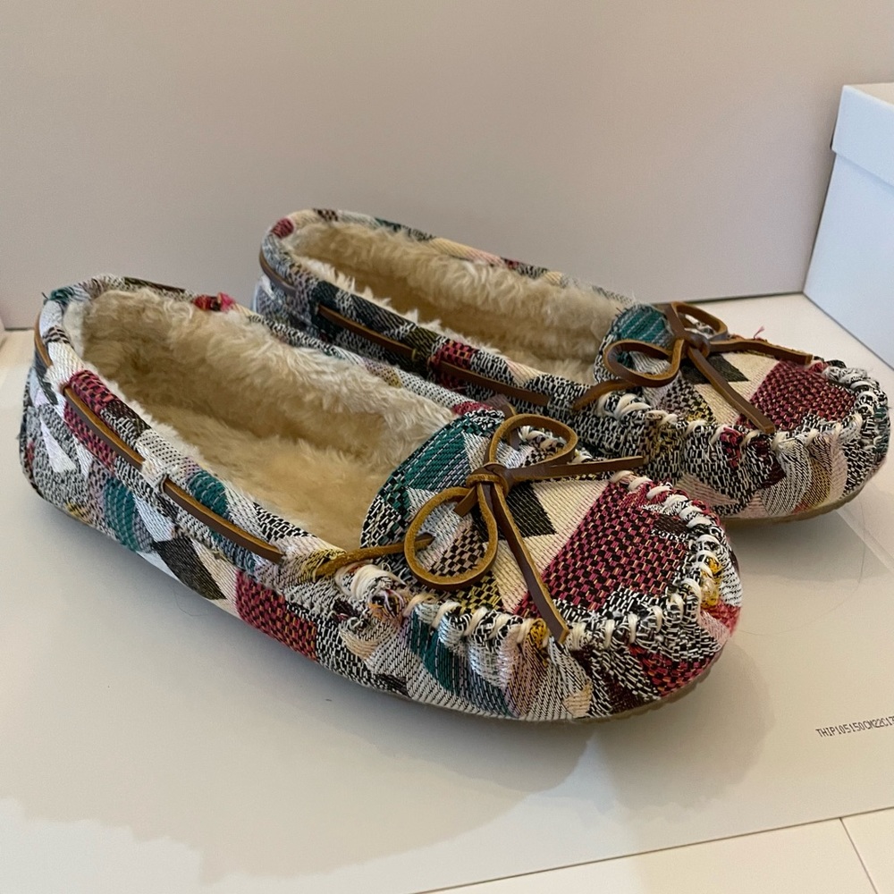 Minnetonka Cally Size 9 Slippers Moccasins Multi Tapestry Southwest.